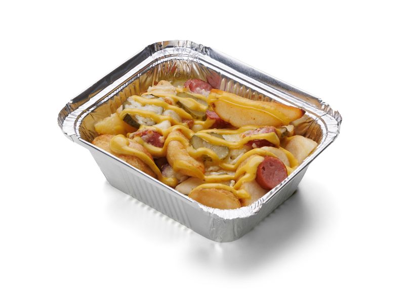 Картофель дольками с сосисками и огурцами