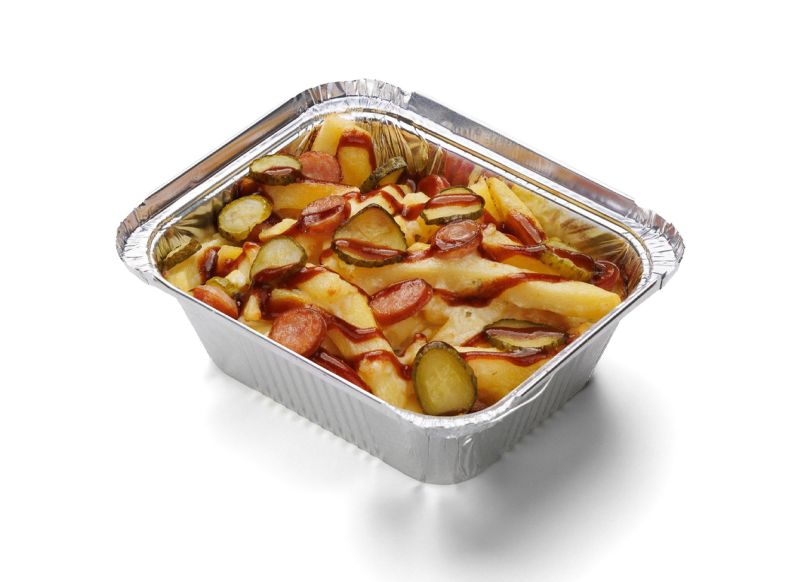 Картофель фри с сосисками и огурцами